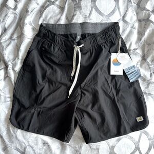 NWT New Vuori men’s Banks short, color Black. Size Large